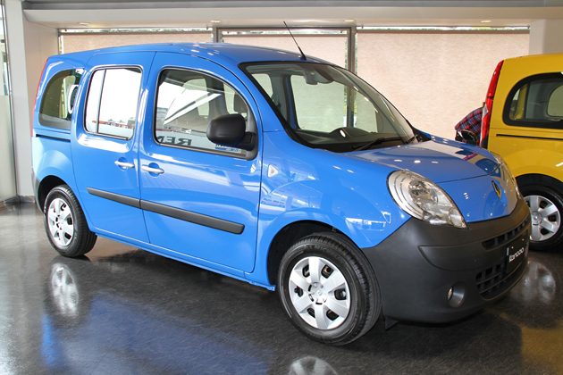 「ルノー カングー クルール」[ボディカラー：青色 「カルム ブルー」 (Calme BLEU：くつろぎの青)]