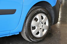 「ルノー カングー クルール」[ボディカラー：青色 「カルム ブルー」]　タイヤサイズ：195/65R15(前後)+ホイールキャップ