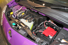 「ルノー カングー クルール」[ボディカラー：紫色「タンタシオン ヴィオレ」]　直列4気筒 DOHC 16V　1.6リッターエンジン