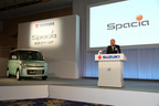 スズキ 新型スペーシア発表会で登壇するスズキ（株）代表取締役会長兼社長
