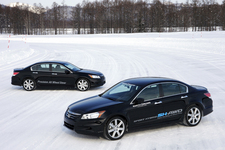 ホンダの先進技術搭載車両「Honda プレシジョン・オール・ホイール・ステア」搭載車(左奥)と「Honda SPORT HYBRID SH-AWD」搭載車(右手前)[共にプロトタイプ]