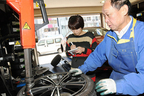 タイヤ履き替え作業中