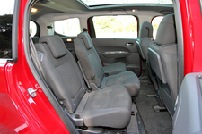 プジョー 5008 Cielo 2列目シート(左右独立スライド時)