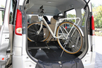 スズキ スペーシア　荷室には自転車の搭載も可能