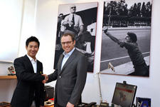 (左)小林可夢偉氏と(右)スクーデリア・フェラーリのチーム代表マネージングディレクター ステファノ・ドメニカリ氏