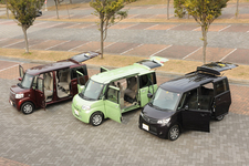 軽スーパーハイトワゴンが勢ぞろい！左から「日産 ルークス」「ダイハツ タント」「ホンダ N BOX」