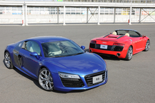 左手前：アウディ 新型 R8 クーペ 5.2 FSI クワトロ／右奥：アウディ 新型 R8 スパイダー 5.2 FSI クアトロ