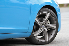 ボルボ V60 T4 R-DESIGN "ポールスター・パフォーマンス・パッケージ"　タイヤサイズ：235/40R18+18インチスペシャルデザインアルミホイール