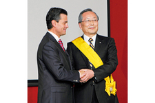 （左から）メキシコのエンリケ・ペニャ・ニエト大統領、マツダ株式会社 山内 孝代表取締役会長 社長兼CEO