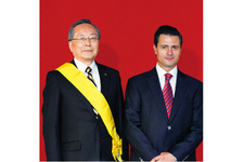 (左から)マツダ株式会社 山内 孝代表取締役会長 社長兼CEO、メキシコのエンリケ・ペニャ・ニエト大統領