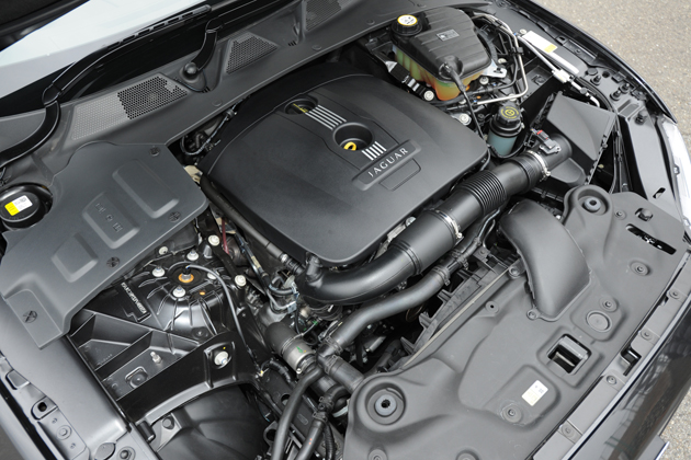 ジャガー XJ 2.0 Luxury　2.0リッター直列4気筒 DOHC ターボチャージャーエンジン