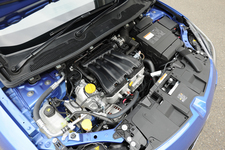 ルノー メガーヌ エステート GTライン　2.0リッター直4 DOHC 16V ガソリンエンジン