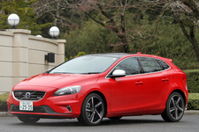 ボルボ 新型 V40 T5 R-DESIGN[ボディカラー：パッションレッド]