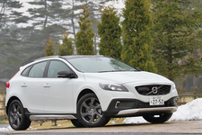 VOLVO V40 CROSS COUNTRY T5 AWD(ボルボ V40 クロスカントリー T5 AWD)[ボディカラー：アイスホワイト／エクステリア・スタイリング・キット装着車]