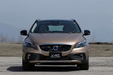 ボルボ V40 クロスカントリー T5 AWD[ボディカラー：ロウカッパーメタリック／エクステリア・スタイリング・キット装着車]　エクステリア・フロント正面