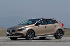 ボルボ V40 クロスカントリー T5 AWD[ボディカラー：ロウカッパーメタリック／エクステリア・スタイリング・キット装着車]　エクステリア
