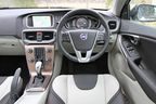 ボルボ V40 クロスカントリー T5 AWD[レザー・パッケージ／ナビゲーション・パッケージ／セーフティー・パッケージ装着車]　インテリア　運転席・インパネ周り