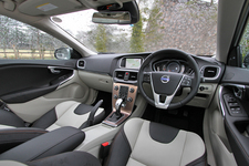 ボルボ V40 クロスカントリー T5 AWD[レザー・パッケージ／ナビゲーション・パッケージ／セーフティー・パッケージ装着車]　インテリア　インパネ周り