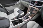 ボルボ V40 クロスカントリー T5 AWD[レザー・パッケージ／ナビゲーション・パッケージ／セーフティー・パッケージ装着車]　インテリア　センターコンソール(カップホルダー開閉時)
