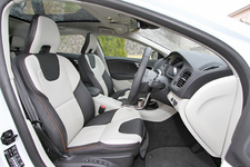 ボルボ V40 クロスカントリー T5 AWD[レザー・パッケージ/ナビゲーション・パッケージ/セーフティー・パッケージ装着車フロントシート(レザーパッケージ:本革シートカラー:チャコール/ブロンド)