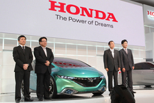 Honda Concept Sを囲むホンダ役員[北京モーターショー2012]