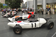 ホンダの青山本社では、1988年ベルギーGPで故・アイルトン・セナ選手が駆って優勝したフォーミュラーマシンも展示された