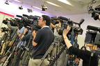 記者会見には多くの報道陣が集まった。