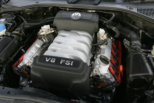 V8、4.2L、350馬力 直噴エンジン（FSI）