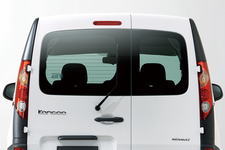 ルノー カングー オーセンティック[2013年モデル／ボディカラー：ブラン グラシエ]　ブラックリアコンビランプガーニッシュもカングー オーセンティック専用の「装備」。