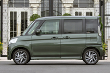 スズキ 新型 スペーシアカスタム「TS」[2WD／ボディカラー：クールカーキパールメタリック]　エクステリア・サイドビュー