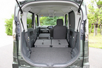 スズキ 新型 スペーシアカスタム「TS」[2WD]　荷室・後席と助手席を前倒することで、長尺モノを収納も可能となっている。