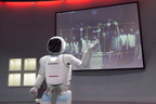 認識した画像をリアルタイムにディスプレイ表示し、自らの機能を説明するASIMO