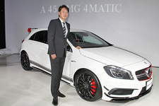 「A45 AMG 4MATIC Edition1」とメルセデス・ベンツ日本（株）代表取締役社長 兼 CEO 上野金太郎氏