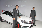 「A45 AMG 4MATIC Edition1」とメルセデス・ベンツ日本（株）代表取締役社長 兼 CEO 上野金太郎氏 と代表取締役副社長 営業/マーケティング部門担当 マーク・ボデルケ氏