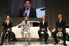 （左から）NISMO 宮谷取締役社長／チーフ・プロダクト・スペシャリスト 田村氏／チーフ・ビークル・エンジニア 金子氏／レーシングドライバー ミハエル・クルム氏