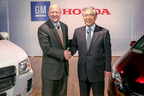 (左から) ゼネラルモーターズ スティーブ・ガースキー副会長、ホンダ 岩村哲夫代表取締役副社長執行役員