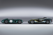 100周年記念コンセプトカー「CC100スピードスター・コンセプト」（右）