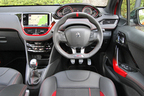 プジョー208 GTi　運転席周り