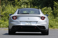 「フェラーリ FF」　エクステリア・リア正面