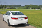 郊外路燃費テストにて田園風景をひた走る新型アコードハイブリッド