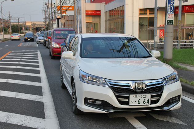 市街地にて燃費テスト中の新型アコードハイブリッド