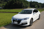 郊外路燃費テストにて田園風景をひた走る新型アコードハイブリッド