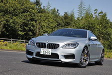 BMW M6 グランクーペ[ボディカラー：フローズンシルバー(BMW Individual特別色)]