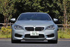 BMW M6 グランクーペ[ボディカラー：フローズンシルバー(BMW Individual特別色)]