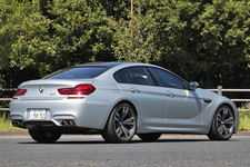 BMW M6 グランクーペ[ボディカラー：フローズンシルバー(BMW Individual特別色)]