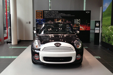 くまモンの顔が描かれた「くまモンMINI」の正面