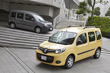 RENAULT KANGOO ZEN(ルノー カングー ゼン)[右手前]とRENAULT KANGOO ACTIF(ルノー カングー アクティフ)[左奥]