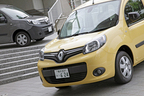 RENAULT KANGOO ACTIF(ルノー カングー アクティフ)[左奥]とRENAULT KANGOO ZEN(ルノー カングー ゼン)