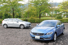 ボルボ V60 T4 SE[2014年モデル／ボディカラー：エレクトリックシルバーメタリック](左奥)とボルボ S60 T4 SE[2014年モデル／ボディカラー：パワーブルーメタリック(新色)]