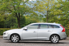 ボルボ V60 T4 SE[2014年モデル／ボディカラー：エレクトリックシルバーメタリック]　エクステリア・サイドビュー
